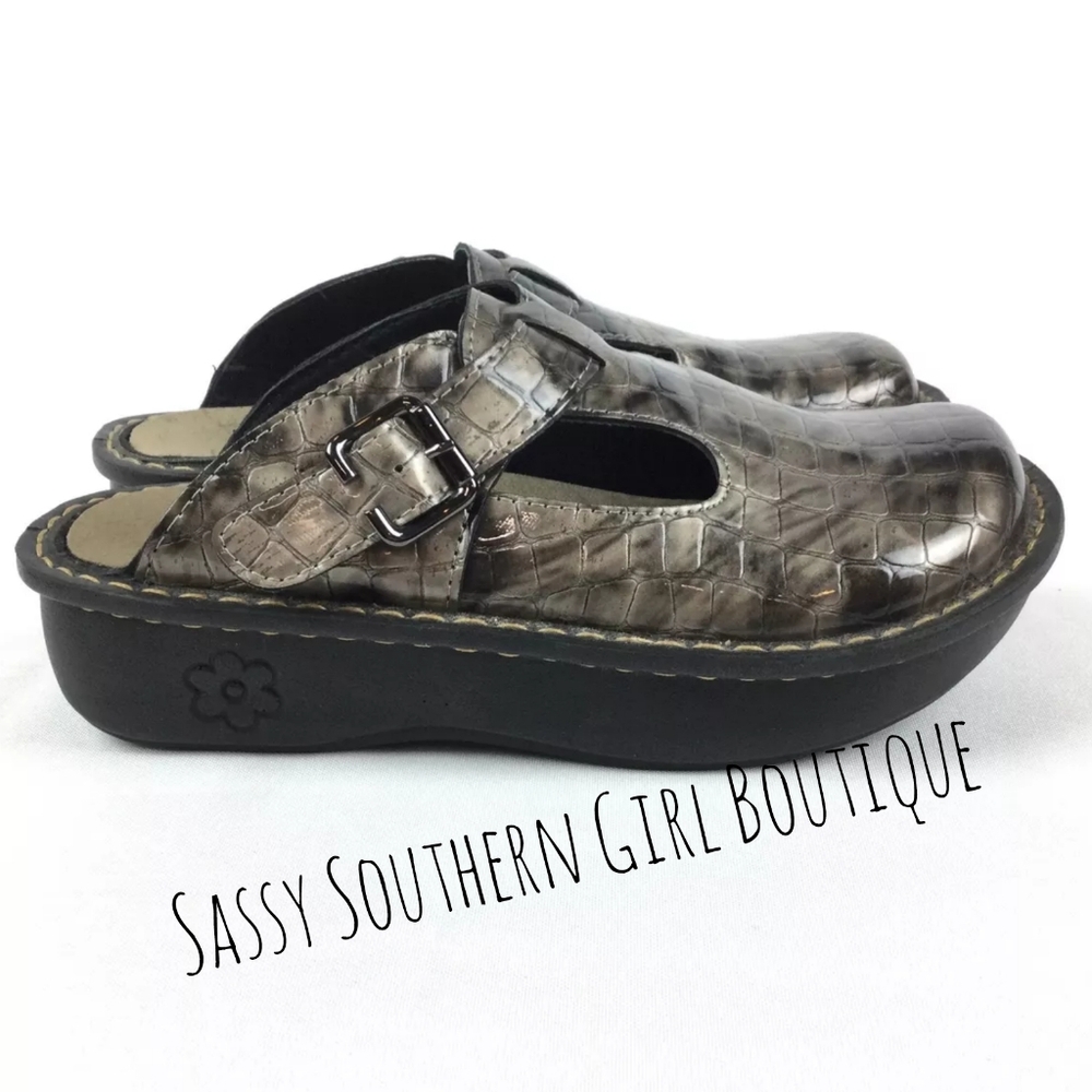🆕⭐Ingano crock embossed Mary Janes